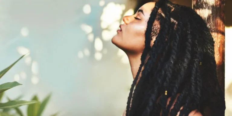 Mädchen mit wunderschönem Marley-Twist