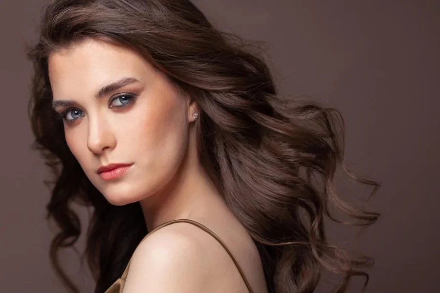 Cabelo castanho dourado