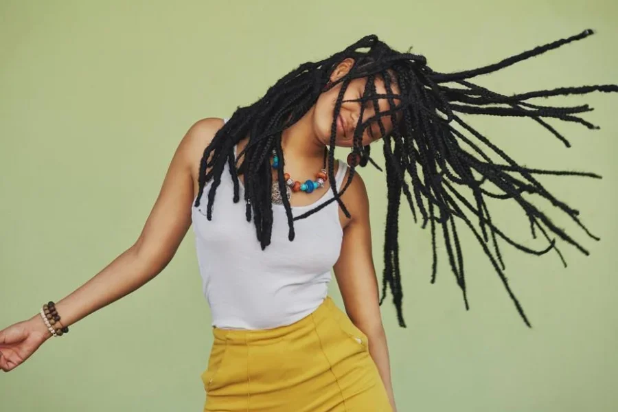 Glückliche Frau mit Marley Twist