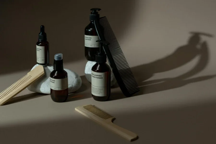 Fotografía de peines cerca de botellas
