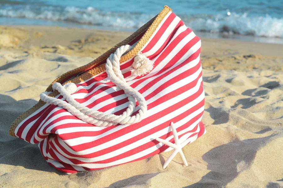Sac de plage en toile rayée rouge et blanche avec des motifs spacieux