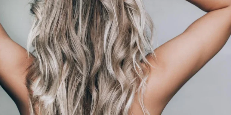 Blonde Frisur mit dunklem Ansatz