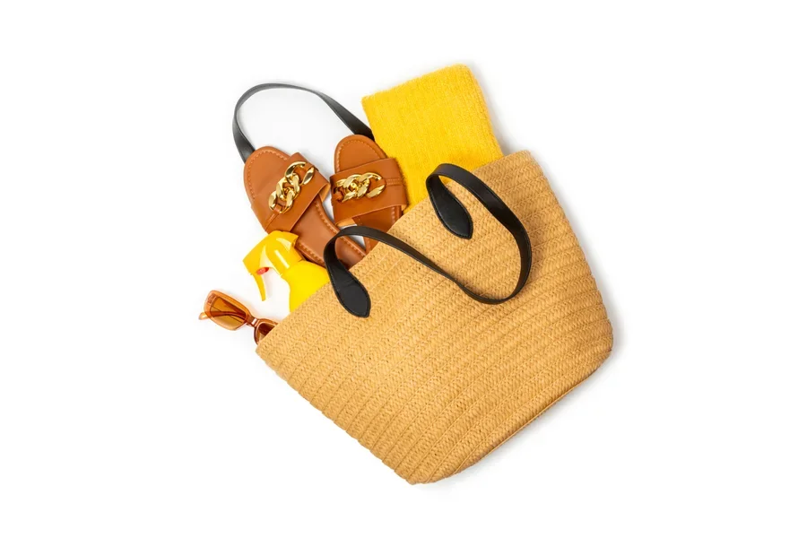 Sac de plage en paille avec bandoulières en cuir noir