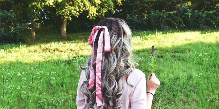 Frau hält im Freien eine Lavendelblüte