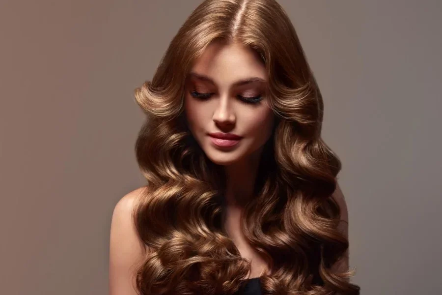 Frau mit gepflegtem, lockigem, hellbraunem, langem Haar