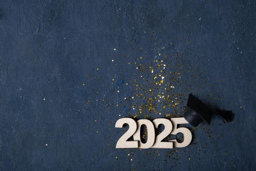 Números de madera con adornos de purpurina dorada a su alrededor.