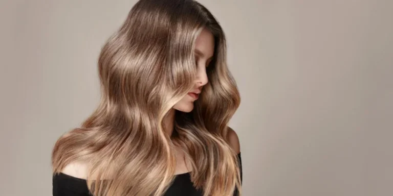 Junge, schöne Frau mit goldbraunem Haar