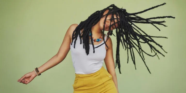 Junge Frau mit Zöpfen und Drehungen tanzt