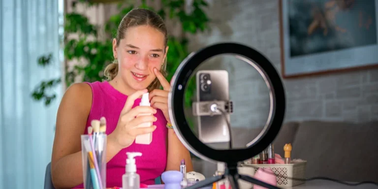 Gadis muda menggunakan strategi aplikasi riasan saat syuting tutorial