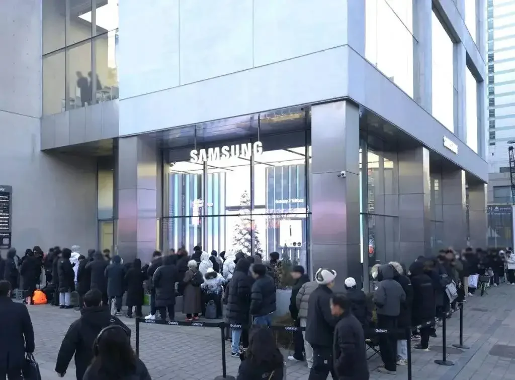 Gangnam-Store-Galaxy-Z-TriFold-1