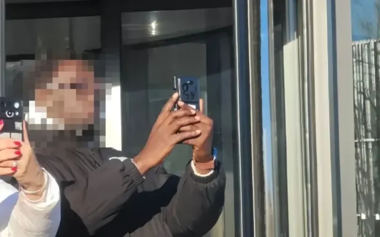 Gambar unggulan untuk Xiaomi 17 Ultra: Foto Bocor, Menampilkan Pengaturan Tiga Kamera Belakang dengan Desain Baru