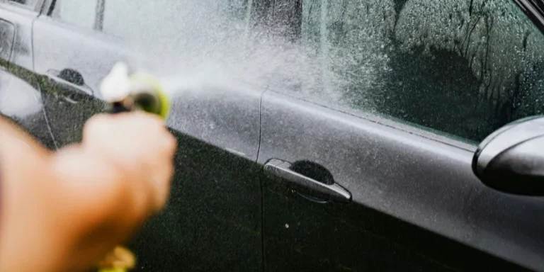 Человек, моющий машину