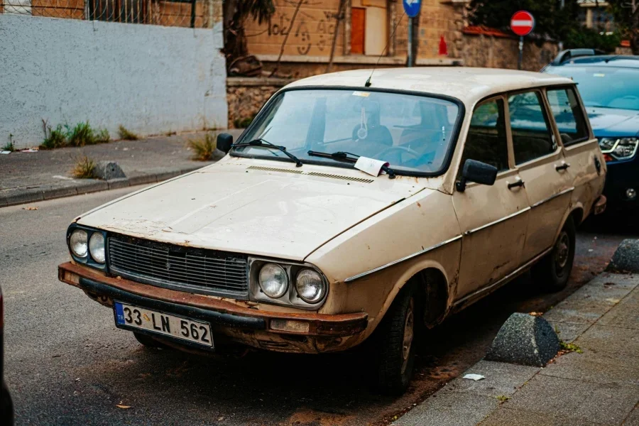 Une voiture ancienne garée sur le bord de la route