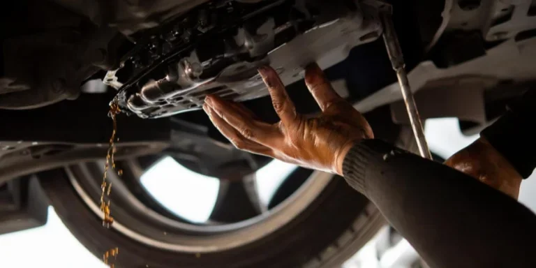 Сливная жидкость из автоматической коробки передач (механическая)