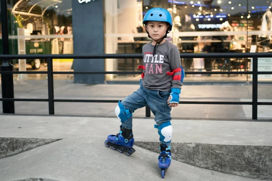 Anak laki-laki di atas sepatu roda