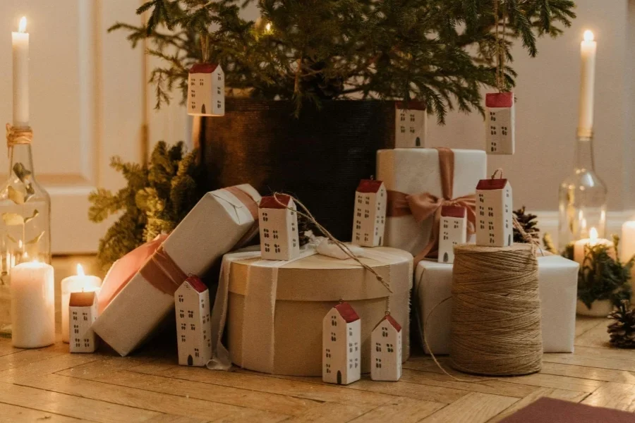 Des boîtes en carton brun sur un plancher en bois brun