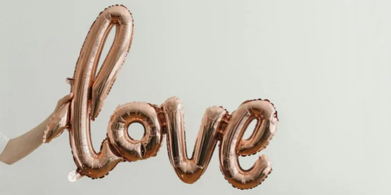 Decoración de pared con la letra B en acero marrón