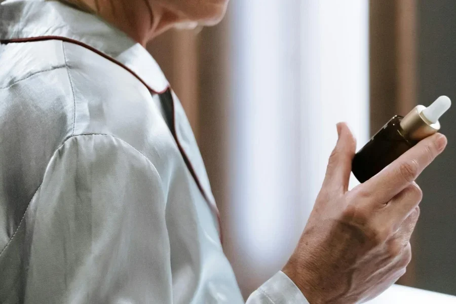 Mão humana segurando produto cosmético