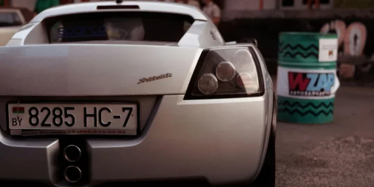 Автомобиль Opel Speedster припаркован возле Грин-Драма.