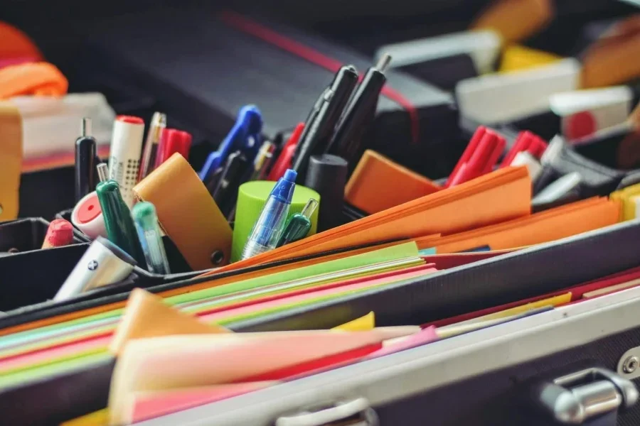 Stifte und Marker auf dem Etui