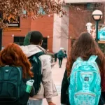 Des gens portant des sacs à dos