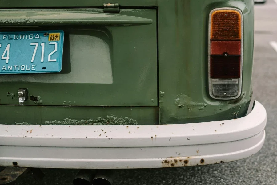 Arrière d'une Volkswagen vert rouille