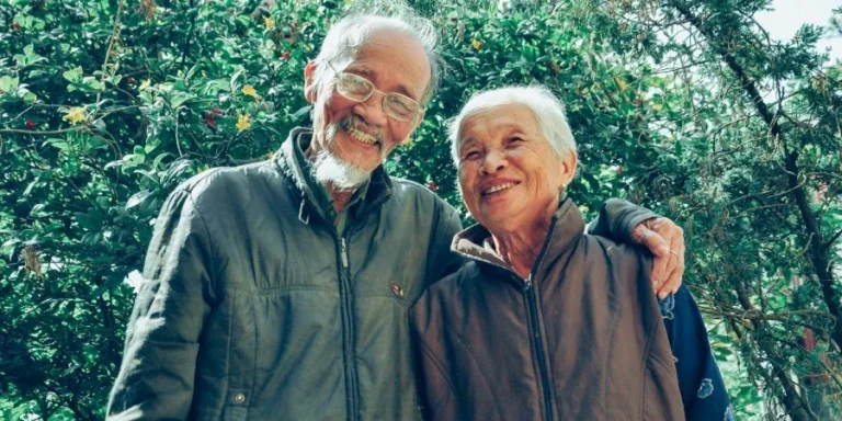 Hombre y mujer sonrientes con chaquetas