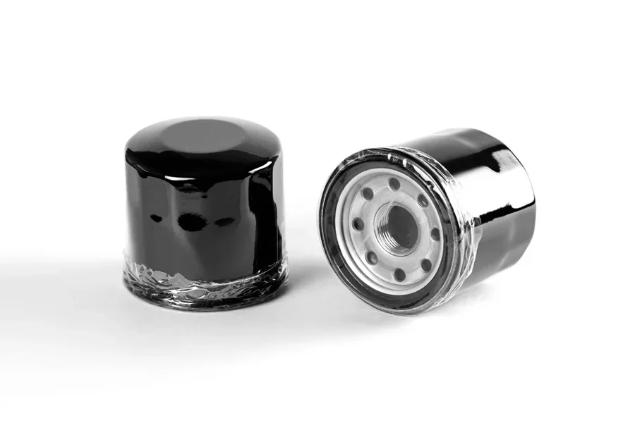 Dois filtros de óleo em close-up isolados em fundo branco.