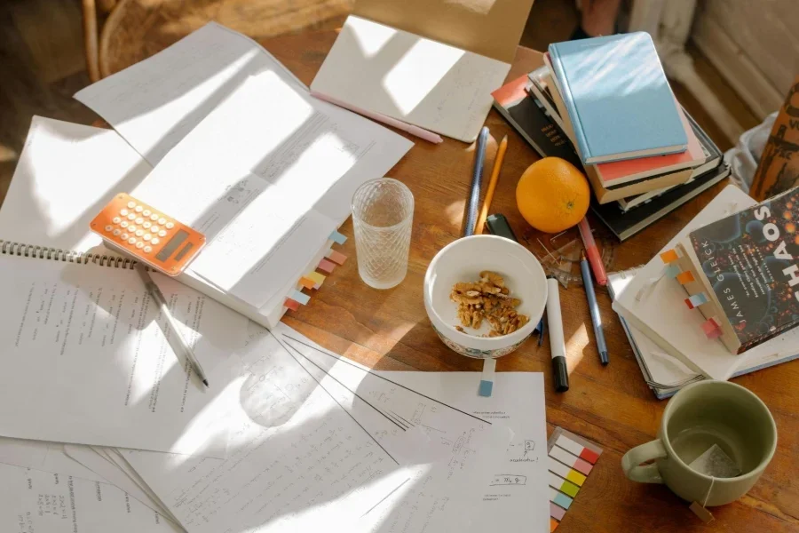 Weiße Keramiktasse auf weißem Papier