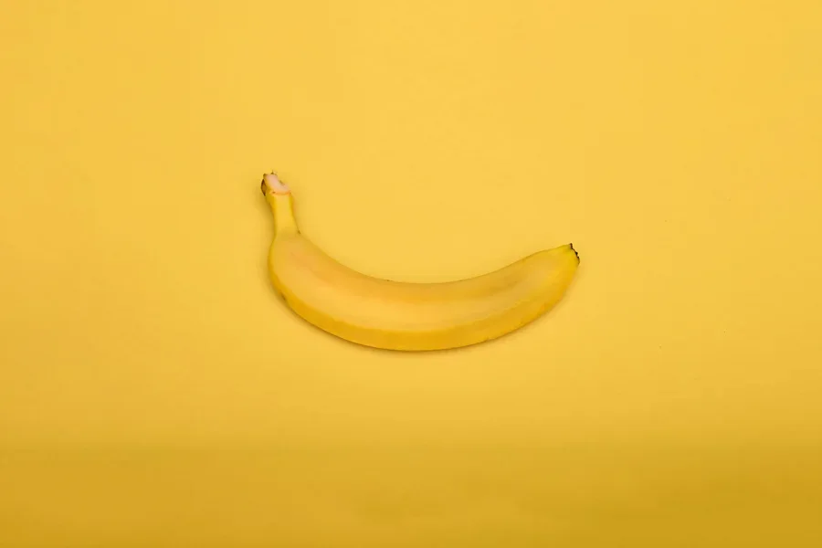 Gelbe Banane auf gelbem Hintergrund