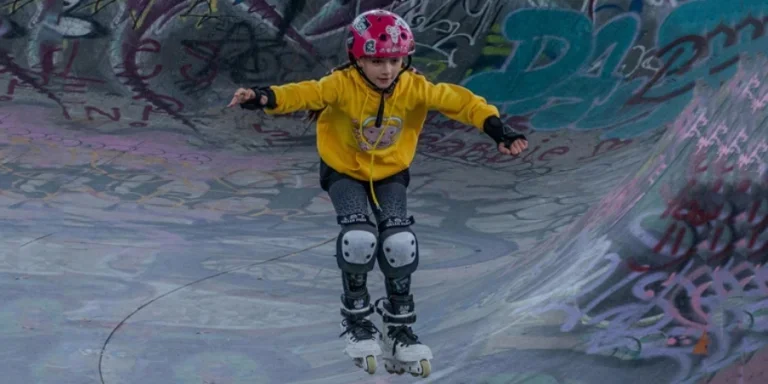 Junger Skater in einem mit Graffiti bedeckten Skatepark